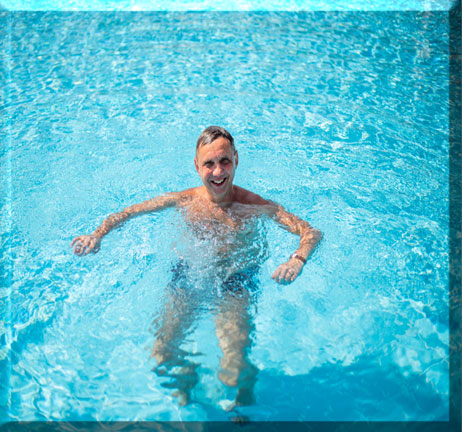 Mann im Pool